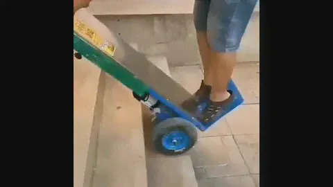 Лучшая техника для подъёма груза с лестницы.